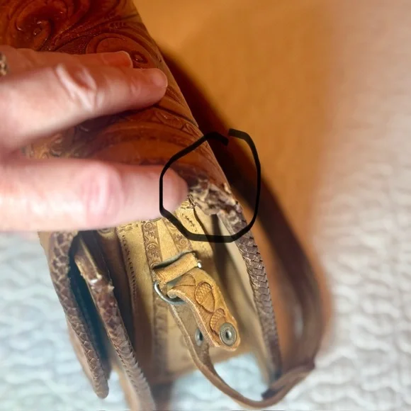 Hand tooled Leather Handbag with adjustable strap - Picture 11 of 14